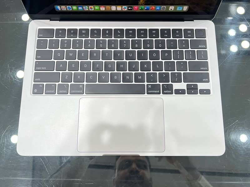 Macbook Air M2 Chip 13.6 inch 8/256GB 7 Cycles Used 6