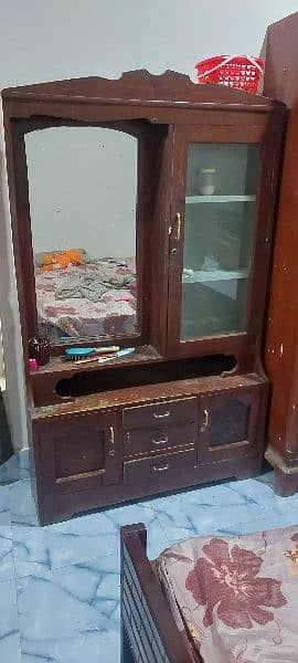 I m selling my 1 dressing table 1 divider pur wood neat & clean 4