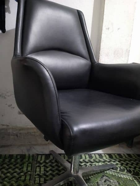 Revolving chair in V Good Condition 0