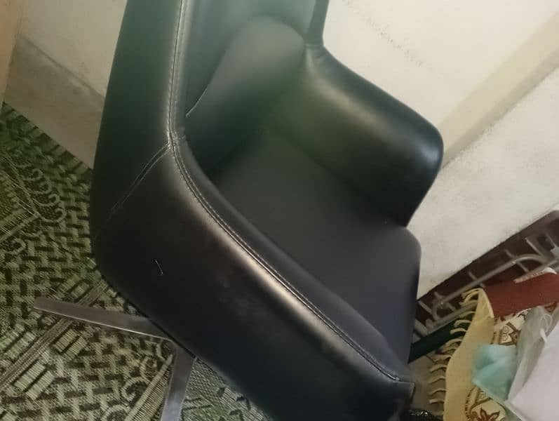 Revolving chair in V Good Condition 3