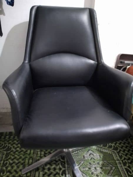 Revolving chair in V Good Condition 4