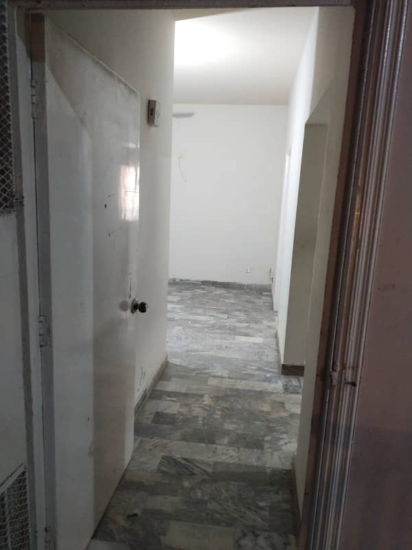 Get In Touch Now To A Prime Location 1300 Square Feet Flat In Clifton - Block 4 Karachi 1