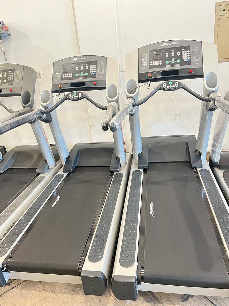 LIFE FITNESS USA BRAND COMMERCIAL TREADMILL AT WHOLSALE RATE,ZFITNESS 9
