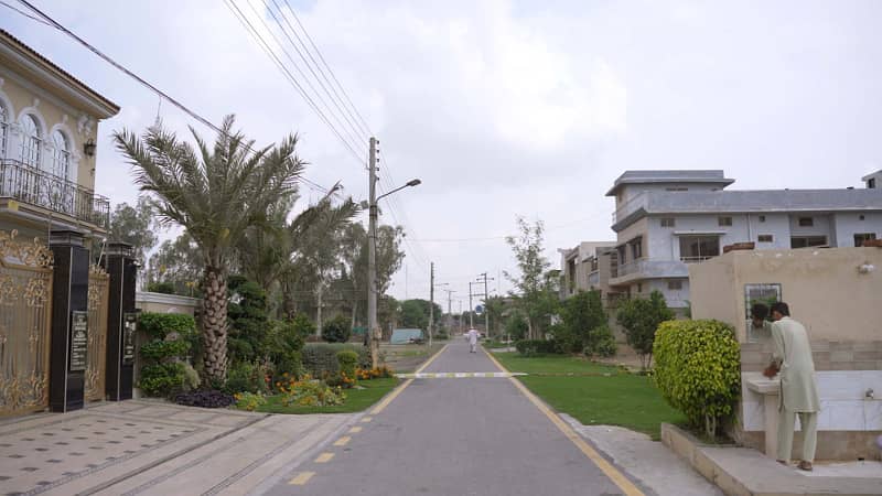 10 Marla VIP Location Residential Plot For Sale 60Ft Road In LDA Avenue One 2