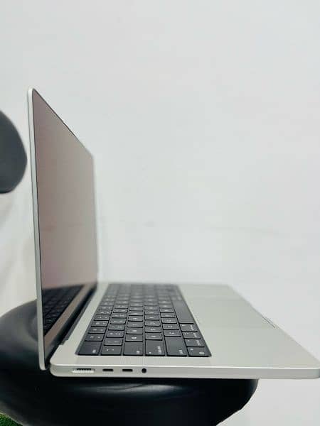 macbook pro M1 M2 M3 13 inch 14 inch 32 512 16 256 8 512 1