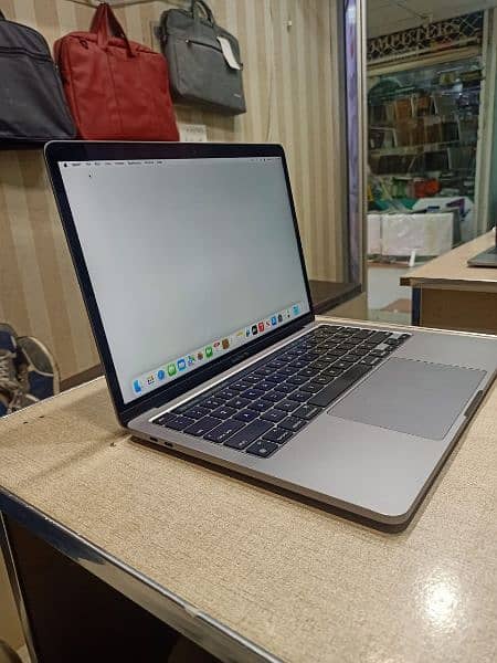 Apple MacBook Pro retina display M1 chip 2020 16g. 256 10 by 10 condit 2