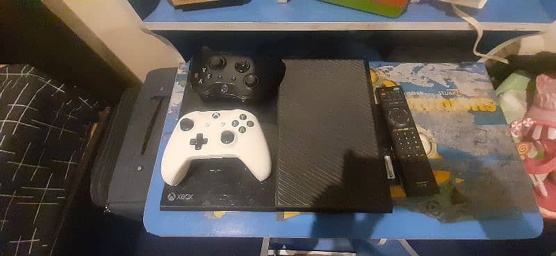 Xbox one 500 GB and hacked. with 2 joystick s. 1