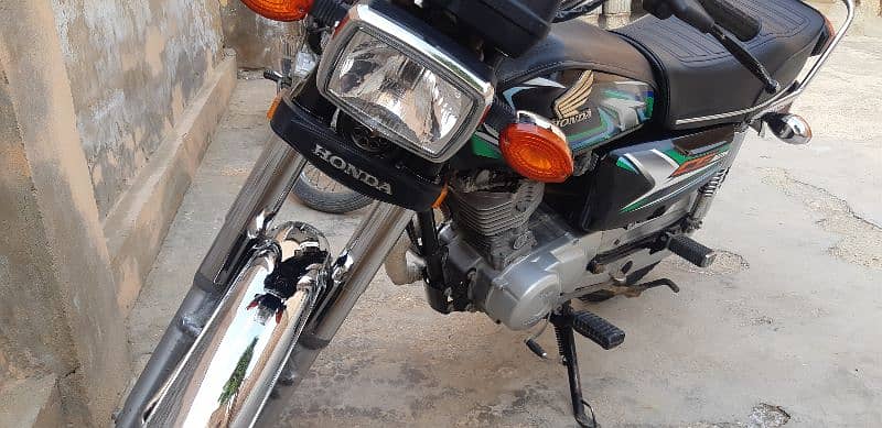 Honda 125 2023 model serial 30 for sale in 200,000, like new 4000km 12