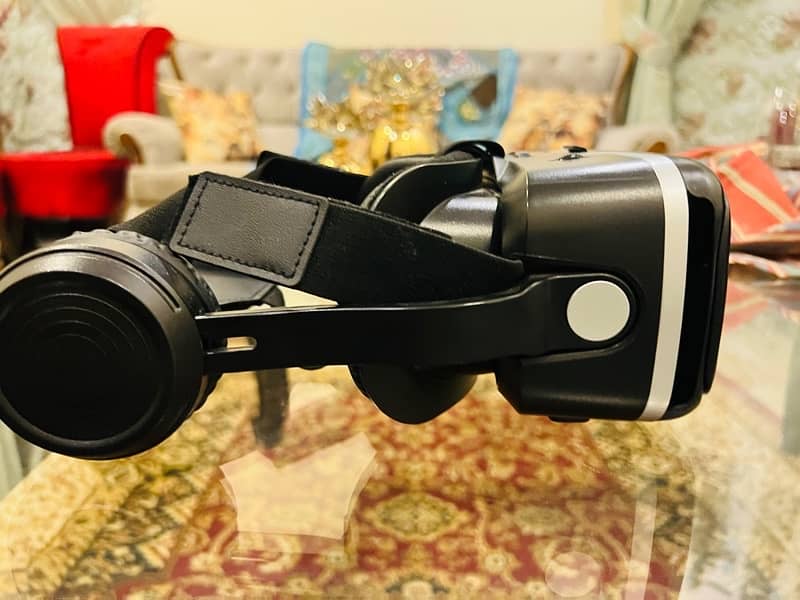 Vr shinecon 6th virtual reality  headset  with   earphones urgent sale 6