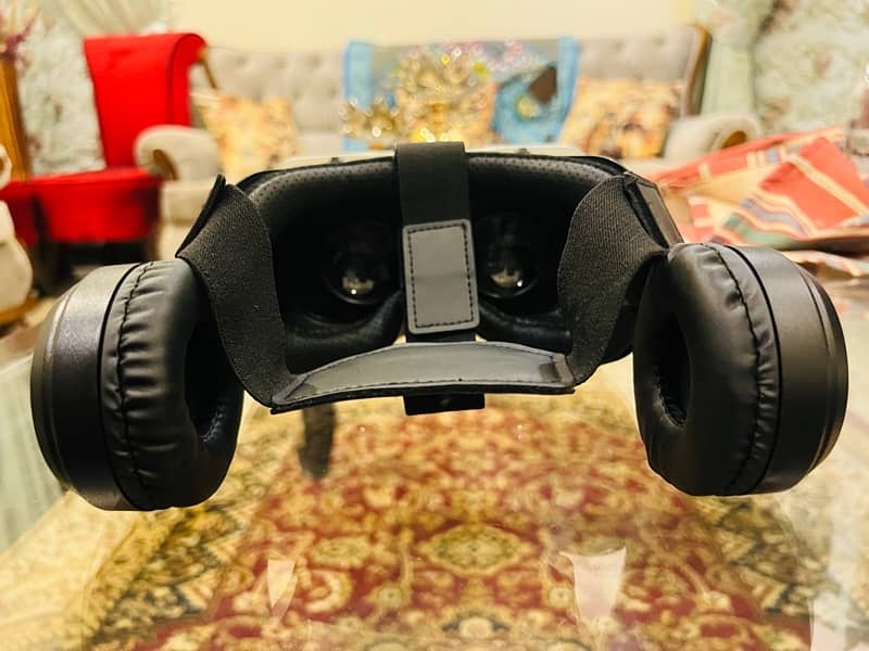 Vr shinecon 6th virtual reality  headset  with   earphones urgent sale 7