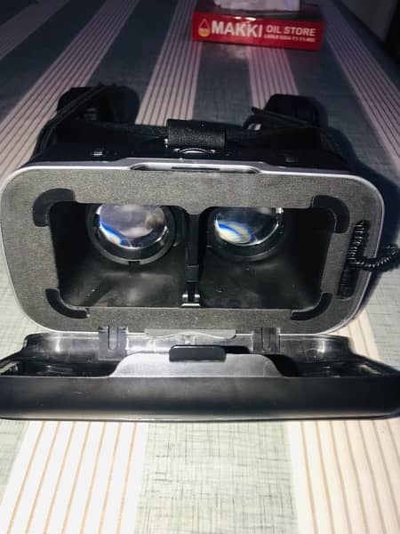Vr shinecon 6th virtual reality  headset  with   earphones urgent sale 9