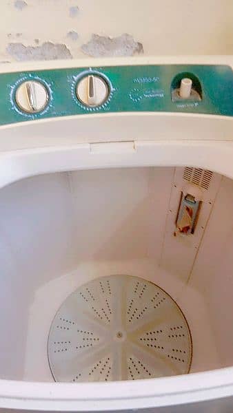 a washing machine in good condition 1