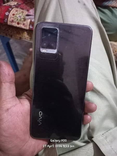 vivo v20 lush condition urgent sale mobile and charger 4