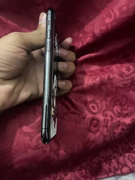 iPhone 11 Pro 64Gb Non pTA factory unlock with box and charger 1