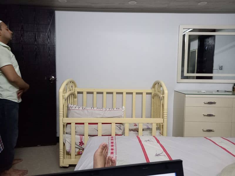 Baby cot with bumpers 4