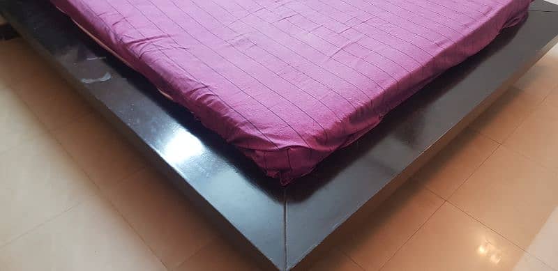 QUEEN SIZE BED WITH ONE SIDE TABLE 2