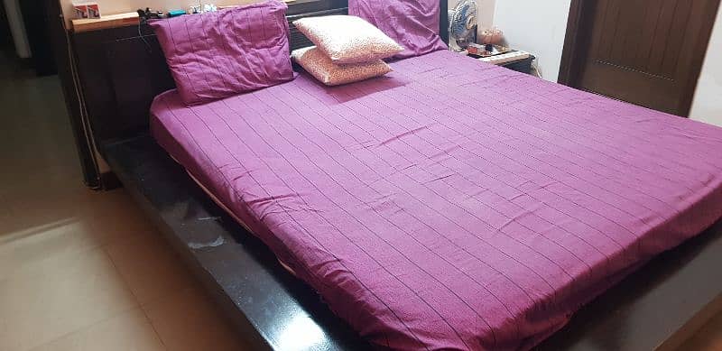 QUEEN SIZE BED WITH ONE SIDE TABLE 4