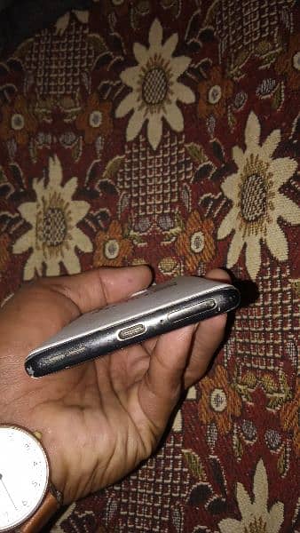 Oneplus 8. . . 8-128  back crack panal be thora crack h exchange possible 3