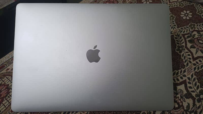 MacBook Pro 2017, Core i7, Dual Graphic Card 3