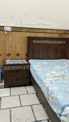 2 single beds with side table