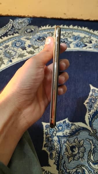 Iphone xs 10/10 256 gb battery health 73 but timing good no any fault 0