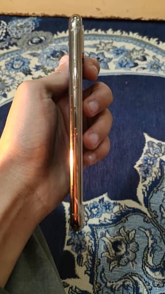 Iphone xs 10/10 256 gb battery health 73 but timing good no any fault 1