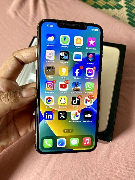 iPhone 11 Pro Max 256gb With Box 10