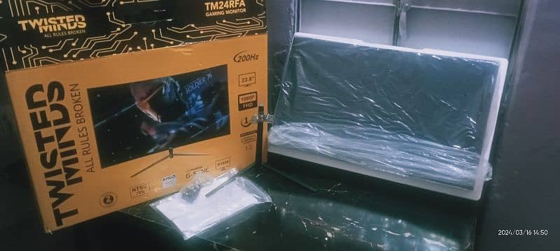 Twisted Mind TM24RFA 24" Curved Gaming Monitor. 5