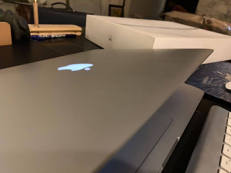 MacBook 2013 Late 15 inch with Graphic Card with Box 2