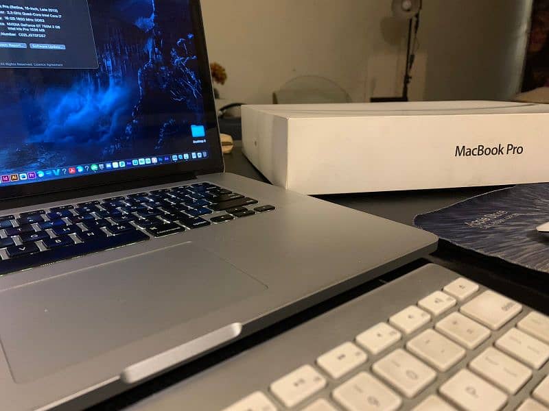 MacBook 2013 Late 15 inch with Graphic Card with Box 4