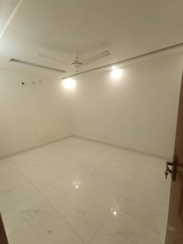 4 Marla Flat Available For Rent Good Location 4