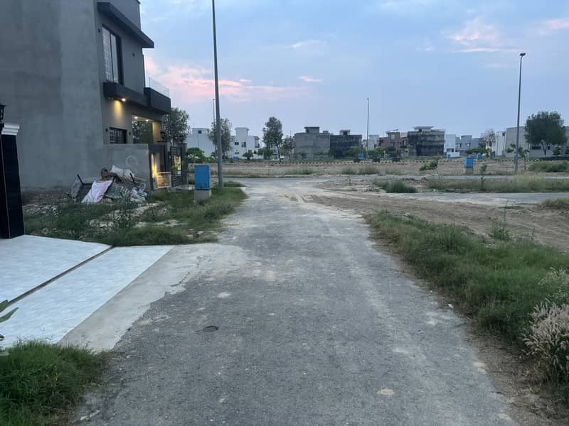 DHA RAHBAR 5 MARLA CORNER FACING WITH BIG PARK IS AVAILABLE FOR SALE 3