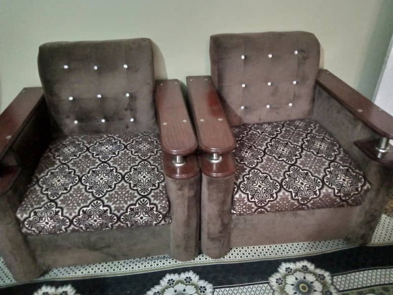 8 seater sofa use only 06 months only serious buyer can contact 0