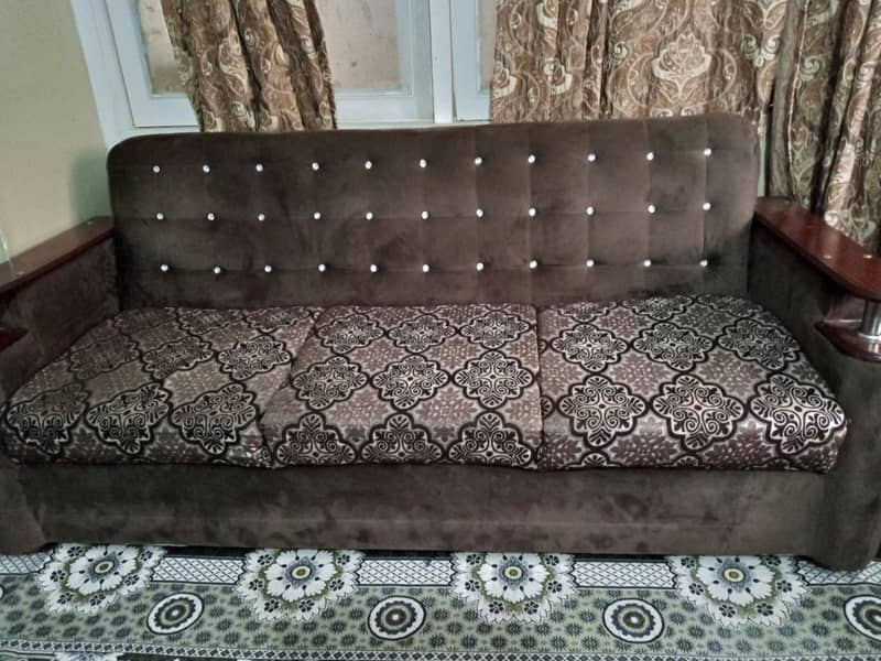 8 seater sofa use only 06 months only serious buyer can contact 2