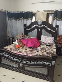 king size bed for sale 9/10 condition without matres 0