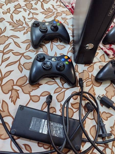 Xbox 360 with controllers 0