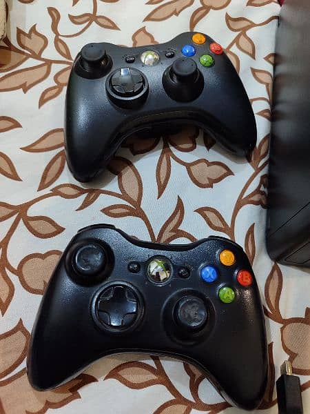 Xbox 360 with controllers 4