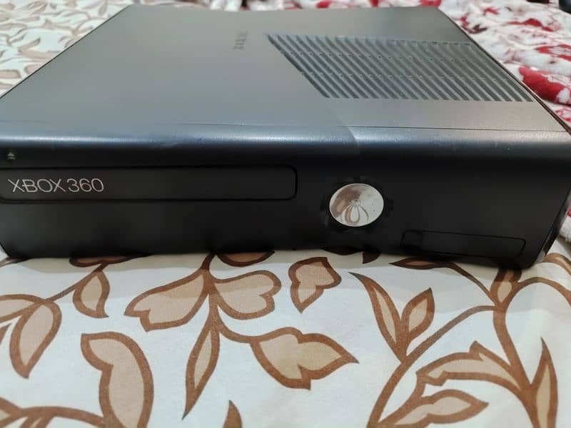 Xbox 360 with controllers 7
