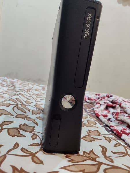 Xbox 360 with controllers 8