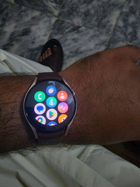 Glaxy watch 4 with original charger 3