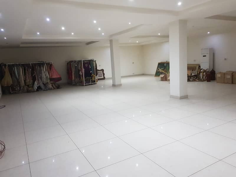 One Kanal Building For Rent With 3 Floors And Ample Parking 4