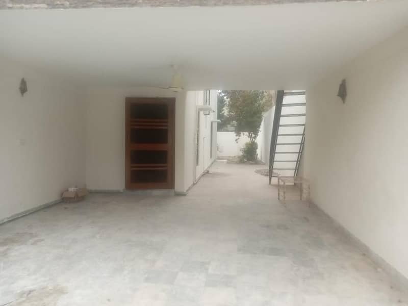 1 Kanal Beautiful House Available For Rent 1