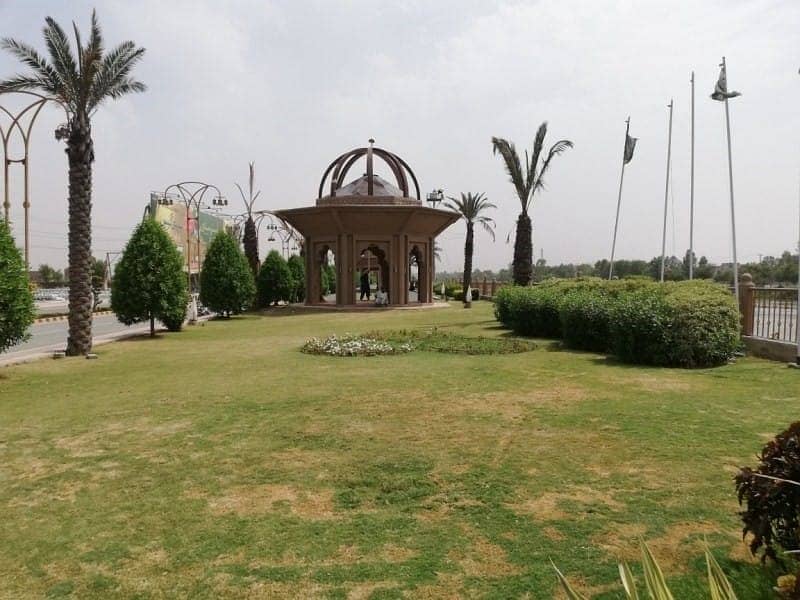 A Palatial Residence For Prime Location sale In Master City - Block D Gujranwala 2