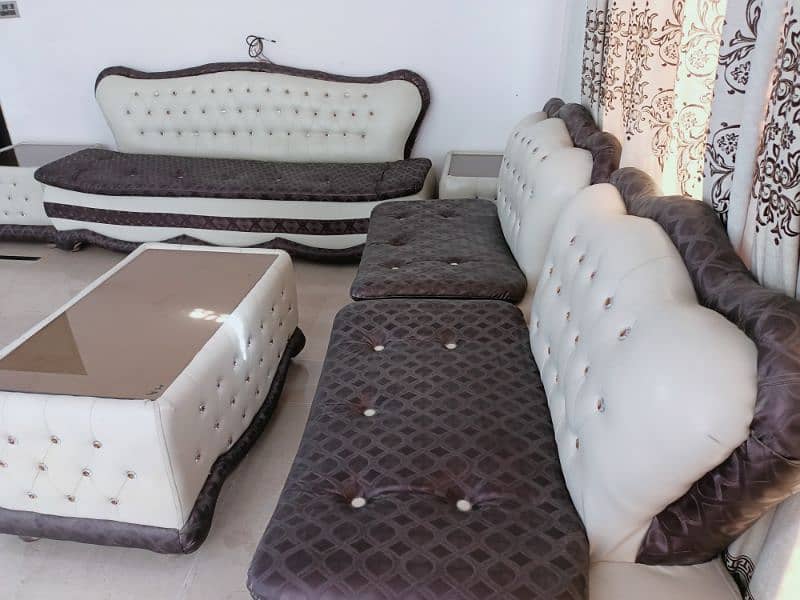 A very good condition sofa set 9