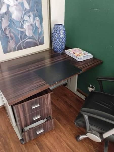 office desk/ revolving chair / side bord 1