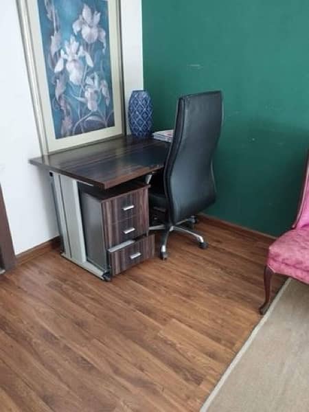 office desk/ revolving chair / side bord 3