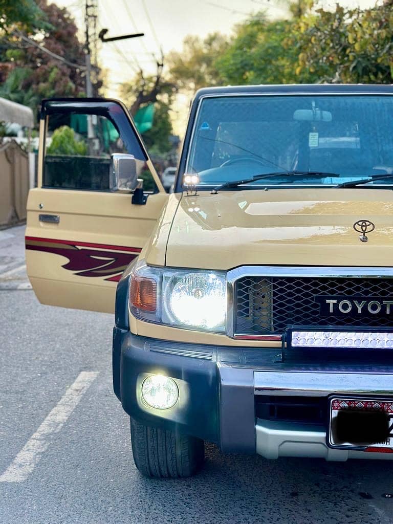 Toyota Land Cruiser Model (1986) Automatic Beige 1