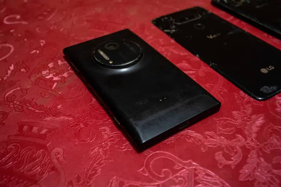 LG V40 (6/128 Dual Sim), Moto M (3/32, Dual Sim), Lumia 1020 1