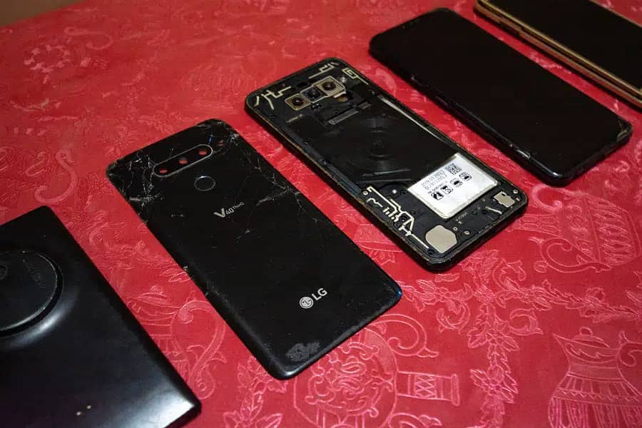 LG V40 (6/128 Dual Sim), Moto M (3/32, Dual Sim), Lumia 1020 2