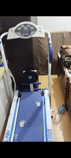 manual treadmill with digital meter for speed, pulse, calories count
